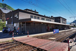 Blick auf das Bahnhofsgebäude von Andermatt.