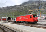 Matterhorn Gotthard Bahn Lok 102 stand am 21.5.2025 vor einem Autotransportzug im Bahnhof Andermatt.