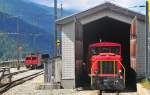 Die Gm 4/4 verschwindet im Schuppen in Oberwald.