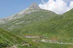 Bergblick auf den 3.096 m hohen Piz Giuv und Talblick auf den in Andermatt gestarteten R 844, der sich kurz nach der Station am Oberalppass auf der Fahrt nach Disentis-Mustér befindet