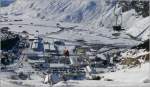 Tiefblick auf das tiefverschneite Andermatt mit dem Sessellift nach Ntschen.