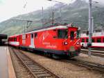 Die Gepcklok mit der Nummer 51 zieht am 12.07.2005 den R 346 Andermatt-Disentis ber den Oberalppass.