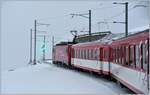 R852 mit der HGe 4/4 105 auf dem Weg zum Oberalppass zwischen Andermatt und Nätschen. (29.11.2017)