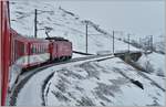 R852 mit der HGe 4/4 105 auf dem Weg zum Oberalppass zwischen Andermatt und Nätschen.