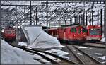 R828 mit einer HGe 4/4 II nach Disentis, R626 mit dem Deh 4/4 52 nach Göschenen, sowie ganz rechts der R537 mit ABDeh 4/10 2012 nach Visp in Andermatt. (10.04.2019)