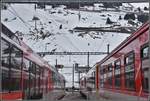 Am Bahnsteig in Andermatt warten R537 nach Visp und R628 nach Göschenen auf die Abfahrt.