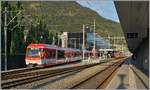 Während der  Komet  als Regionalzug 517 von Fiesch sein Ziel Visp erreicht wartet im Hintergrund der Deh 4/4  52  Tujetsch/Sedrun  mit seinem Regionalzug 218 auf die Weiterfahrt nach Brig. 

31. August 2019