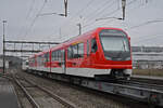 Fabrikneuer ABeh 4/12 303 der Matterhorn Gotthard Bahn durchfährt am 26.01.2023 auf einem Transportwagen den Bahnhof Rupperswil.