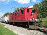 HGe 4/4 I Nr. 32 vor einem Nostalgie-Sonderzug wartet im Bahnhof Lax auf den entgegen kommenden Regionalzug (27.08.08)