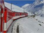 R854 mit HGe 4/4 zwischen Andermatt und Ntschen. (10.01.2009)