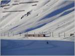 Unmittelbar hinter dem R860 folgt der Sportzug R862, um weitere Skifahrer vom Pass zu holen.