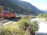 Hier ein Glacier Express nach St.Moritz, bei der Durchfahrt am 28.7.2009 durch Tsch.