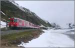 Der See auf dem Oberalppass beginnt mal eben erst aufzutauen, whrenddem R835 in die Zahnstange nach Ntschen hinunter einfhrt.