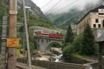 Ein zug der MGB (Matterhorn Gotthard-Bahn) fahrt ins G oschenen ein.