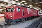 Der Glacier-Express mit Lok 101 ist gerade in Zermatt eingetroffen (15.3.2010). Die Station ist zum Schutz vor Lawinen komplett mit Beton berdacht.