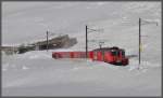 Der R824 mit einem Deh 4/4 I Triebwagen hat soeben die Lawinengalerie entlang des Oberalpsees verlassen und biegt in die Station ein.