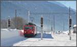 Glacier Express 910 mit einer HGe 4/4 II fhrt in Oberwald ein. Es ist schwierig das Zwischenperron auszumachen, auf dem ich stehe, denn nach der Schneerumung ist alles plattgewalzt. (10.01.2012)