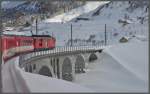 R538 mit Deh 4/4 51 berquert die Reuss zwischen Realp und Hospenthal. (10.01.2012)