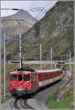 Hinter Tschamut-Selva gehts wieder steil nach oben Richtung Oberalppasshhe und der R823 mit dem schiebenden Deh 4/4 93 verschwindet schon bald in der langen Lawinenegalerie.