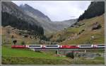 GlacierExpress 907 mit HGe 4/4 II 108 berquert das Val Mor in Rueras. (25.09.2012)