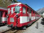 MGB - Abgestellter Triebwagen ABDeh 8/8 2042 im Bahnhofsareal in Zermatt am 21.09.2012 .... Standort des Fotografen auserhalb der Geleise Bild ....