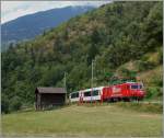 Die MGB HGe 4/4 104  10 Jahre MGB  erreicht mit ihrem Glacier Express in Krze Betten Talstation.