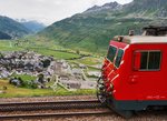 Blick hinunter auf den Bahnhof Andermatt.