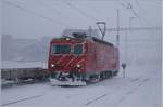 Es schneit und dies ganz im Sinne der Firmenzeichens der MGB, von rechts oben nach links unten. Die MGB HGe 4/4 102 wartet derweil geduldig auf ihren nächsten Einsatz.
Andermatt, den 5. Jan. 2017