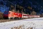 HGe 4/4 104 mit Werbung für den Zermatt Marathon, als Regio nach Disentis, am 29.1.17 zwischen Bitsch und Mörel.