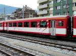 MGB - Personenwagen 1 Kl.  A 2074 im Bahnhof Brig am 03.09.2012 .. Sparsame MGB der 1 Kl.Streifen ist nur gerade ber den Einstiegstren ..