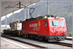 HGe 4/4 II 106  San Gottardo  wartet mit dem Kirow Schienenkran auf die Abfahrt in Disentis.