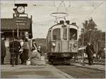 Wie immer im September, veranstaltet die Blonay-Chamby Bahn ein Themenwochenende. Dieses Jahr war der  Belle Epoque  gewidmet. Und so standen für einmal nicht nur die Eisenbahnfahrzeuge im Mittelpunkt...
Der MCM BCFeh 4/4 N° 6 steht für die Reise nach Chaulin bereit und wartet darauf, dass es den holden Gäst beliebt, einzusteigen.
17. Sept. 2017