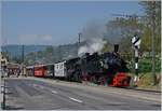 Der offizielle Eröffnungszug zum 50 Jahre Blonay - Chamby Museumsbahn Jubliläum verlässt Blonay mit den geladen Gästen und der SEG G 2x 2/2 105 an der Spitze.