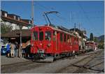 50 Jahre Blonay Chamby - MEGA BERNINA FESTIVAL: Noch bliebt genügend Zeit zum Kauf der Fahrkarten; der Bernina Bahn RhB ABe 4/4 I 35 wartet mit seiner Güterlast nicht nur auf die