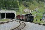 100 Jahre Brig - Gletsch: Die BFD HG 3/4 N° 3 der Blonay-Chamby Bahn suggeriert einen aus dem Basistunnel kommenden Dampfzug im Bahnhof von Oberwald.