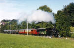 Transports publics fribourgeois/TPF/GFM.
Mit dem historischen Sonderzug von Saint-Légier nach Bulle.
Geführt wurde der ausserordentlich lange sowie sehr fotogene Zug im Juli 1993 vom GFM Be 4/4 121, der BC G 3/3 6, und Wagen von GFM und BC.
Der ehemalige ABe 4/4 121 mit Baujahr 1922 präsentierte sich damals noch im Zustand vor dem Umbau zum TPF Be 4/4 116.
Foto: Walter Ruetsch   