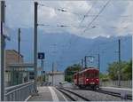 Jeweils am letzten Sonntag im Monat während der Betriebssaison (ausgenommen bei Sonderveranstaltungen) verkehren zwei  Riviera Belle Epoque  Zugspaare der Blonay -Chamby Bahn von Chaulin nach Vevey und zurück. 

Im neu gestalteten, modernen Bahnhof von St-Légier Gare wirkt der kleine Zug irgendwie fehl am Platz. Der ABe 4/4 ist mir dem gut dazu passenden CEV 21 auf der Rückfahrt von Vevey nach Chaulin.

28. Juni 2020