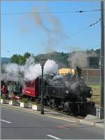 Vor einigen Jahren zeigte sich die hier nun schon oft gezeigte Blonay Chamby Bahn G 2x 2/2 in einem etwas anderen Farbschema: Bereits dampfend wartet die ganz in schwarz gehalten G 2x 2/2 105 in Blonay auf die Abfahrt.

3. Juni 2006