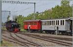 Für eine grössere Gesellschaft führt die Blonay-Chamby Bahn einen Extrazug von Vevey nach Chaulin. Hier wird die aus Chaulin in Vevey eingetroffene und ins Bahnhofsvorfeld rangierte Komposition von der G 2x 2/2 105 umfahren.

20. Juni 2021