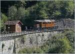 Die RhB Bernina Bahn Ge 4/4 182 hat den Baye de Clarens Viadukt hinter sich gelassen und wartet nun in Vers-Chez-Robert auf den Rest des Zuges, der lastbedingt nur mit einem Triebfahrzug über den