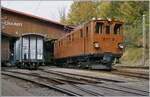 Die Bernina Bahn Rhb Ge 4/4 81 der Blonay-Chamby Bahn rangiert in Chaulin. Die Lok stand erste eine Weile, doch das Warten lohnte sich, denn so konnte ich die schöne Lok mit der Triebstange unten fotografieren. 

29. Oktober 2023