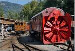 Am 2. Mai beginnt die Saison 2026 der Blonay Chamby Bahn. Grund genug, sich mit ein paar Bildern aus vergangen Jahren schon etwas auf die Dampf und Historischen Elektro-Züge einzustimmen. In Chaulin rangiert die wunderschöne Bernina Bahn RhB G 4/4 81 der Blonay Chamby Bahn ihren Zug für die Fahrt nach Blonay an den Bahnsteig. Rechts im Bild ist die RhB Dampfschneeschleuder zu sehen. 


9. Sept. 2023