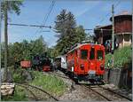 Der Bernina Bahn RhB ABe 4/4 I 35 der Blonay Chamby Bahn rangiert in Chaulin Musée den Wagensatz des Nachmittags-Dampfzuges. Im Hintergrund steht bereits die SEG G 2x 2/2 105 der Blonay-Chamby Bahn bereit, welche den Zug nach Blonay führen wird. 

2. Mai 2026