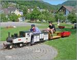 Festival Suisse de la vapeur 2026 (Schweizer Dampffestival 2026) - erste Eindr�cke: Dieses Jahr wird in Blonay auch ein  mini-train  gezeigt. 
Der B-C Lokf�hrer hat die n�tige Instruktion erhalten und lenkt nun die sch�ne Mallet Lok 403 �ber die schmalen Gleise.  

23. Mai 2026