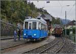 Blonay - Chamby - La Der 2026 - 60 apr�s les CEV (Saison Ende der Blonay Chamby Bahn, 60 Jahre nach dem Betriebsschluss der CEV). Dazu bot die Blonay Chamby Bahn was ganz besonders: In der Regel verkehren die BC Z�ge von Blonay nach Chaulin via Chamby. W�hrend des Halts (und Fahrtrichtungswechsel) in Chamby verl�sst ein weiterer Zug Chaulin nach Blonay, in dem er bei der Bifurcation Chaulin die Fahrtrichtung wechselt und nach Blonay f�hrt, dann ist die Strecke f�r den in Chamby wartende Zug nach Chaulin frei. 
Am diesj�hrigen LA DER wurden jedoch etliche Z�ge Blonay - Chamby - Blonay gefahren, in Chamby bestand dann Anschluss nach Chaulin. Somit herrscht in Chamby an diesen beiden Tagen des LA DER richtig viel Betrieb, wie Lokwechsel, Anschluss-Z�ge und Lokz�ge nach Chaulin.
Der TL Ce 2/3 28 verl�sst als Anschlusszug 10136E auf Gleis 32 Chamby, w�hrend die mit dem 8129E von Blonay angekommene Rhb Ge 4/4 81 in K�rze als Lokzug 81238E ebenfalls nach Chaulin fahren wird. 

24. Oktober 2026