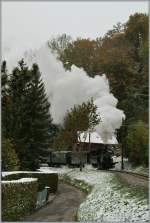 Blonay gestern: Am letzten Tag der Saison kmpft die kleine BAM G 3/3 N6 fauchend und rauchend   gegen die Steigung und das Wetter.