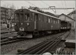 Der RhB Berninabahn ABe 4/4 N° 35 holt in Vevey den soeben eingetroffenen BOB HGe 3/3 und einen BOB Reisezugwagen ab.