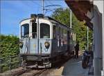 Triebwagen Nr. 6 der Monthey–Champéry–Morgins-Bahn (MCM). Selbst wenn man zur richtigen Zeit bei der Museumsbahn Blonay-Chamby ist, dann wirft das Empfangsgebäude Schatten. Gebaut 1909 bei der SIG in Neuhausen am Rheinfall, Gewicht 30 t und eine sagenhafte Höchstgeschwindigkeit von 25 km/h. Chamby, September 2014. 