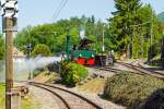 
Da hat wohl jemand zu viel Dampf und muss ihn anlassen - Die G 2/2 Krauss-Kastendampflok (Tramlok) Nr. 4 der Museumsbahn Blonay–Chamby steht am 27.05.2012 beim Wasserhahn bzw. bei der Bekohlung in Chaulin. 

Die Lok wurde 1900 bei Krauss, München unter der Fabriknummer 4278 für die Ferrara Codigoro (FER), Italien, gebaut.