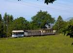 Stillecht fährt Museumszug als Leuk-Leukerbad-Bahn (LLB), französisch Chemin de fer Loèche–Loèche-les-Bains, am 27.05.2012 in Richtung Blonay hinab...

Vorne der Triebwagen ex LLB ABFe 2/4 – 10, ursprünglich LLB BCFeh 2/4 – 10, in der Mitte der Personenwagen  ex LLB AB 4 – 22 ursprünglich LLB BC 4 – 22 und am Schluss der ehemalige LLB Güterwagen L 60 (restauriert zum Sommerwagen/Aussichtswagen).

Triebwagen ABFe 2/4: 
Drei dieser Triebwagen (10, 11 und 12) wurden 1914 von den SWS, SIG und BBC gebaut. Je zwei 255 PS-Motoren konnten die ein Dienstgewicht von 33 Tonnen aufweisenden Fahrzeuge, mit einer Länge über Puffer von 12,6 Metern und einer Höchstgeschwindigkeit von 45 km/h auf Adhäsion und 18 km/h auf Zahnstange bergauf bewegen. Sie boten acht Sitzplätze in der ehemaligen zweiten und 24 Sitze in der ehemaligen dritten Wagenklasse. In den Wintern 1944/1945 und 1945/1946 wurden die Triebwagen in den Werkstätten der SIG, SLM und BBC grundlegend erneuert. Dabei ersetzten kleinere und stärkere Motoren die beiden ursprünglichen jeweils Antriebe.

Mit der Typenbezeichnung nahm man es bei der LLB nicht so genau. So fehlte der Index  h  für den Zahnradantrieb. Total irreführend jedoch war die Bezeichnung 2/4. Wohl besaß das Fahrzeug nur 2 Motoren, da die beiden Achsen der Drehgestelle mit Kuppelstangen verbunden waren und daher alle 4 Achsen angetrieben, wäre die korrekte Bezeichnung natürlich ABFeh 4/4 bzw. BCFeh 4/4 gewesen.

Personenwagen  ex LLB AB 4 – 22:
Die Schweizerische Wagons- und Aufzügefabrik AG, Schlieren-Zürich (SWS) baute 1915 drei dieser Wagen (BC4 Nr. 20 bis 22) für die LLB, dieser (Nr. 22) blieb bei der BC erhalten.
Technische Daten:
Spurweite: 1.000 mm
Länge über Puffer: 9.360 mm
Gewicht: 9 t
Sitzplätze: 30

Güterwagen L° 60 (restauriert zum Sommerwagen/Aussichtswagen):
Zwei dieser Güterwagen wurden ebenfalls 1915 von der SWS für die LLB gebaut, beide sind heute bei der BC erhalten und wurden zum Sommerwagen/Aussichtswagen umgebaut.

Technische Daten:
Spurweite: 1.000 mm
Länge über Puffer: 5.800 mm
Gewicht: 4 t